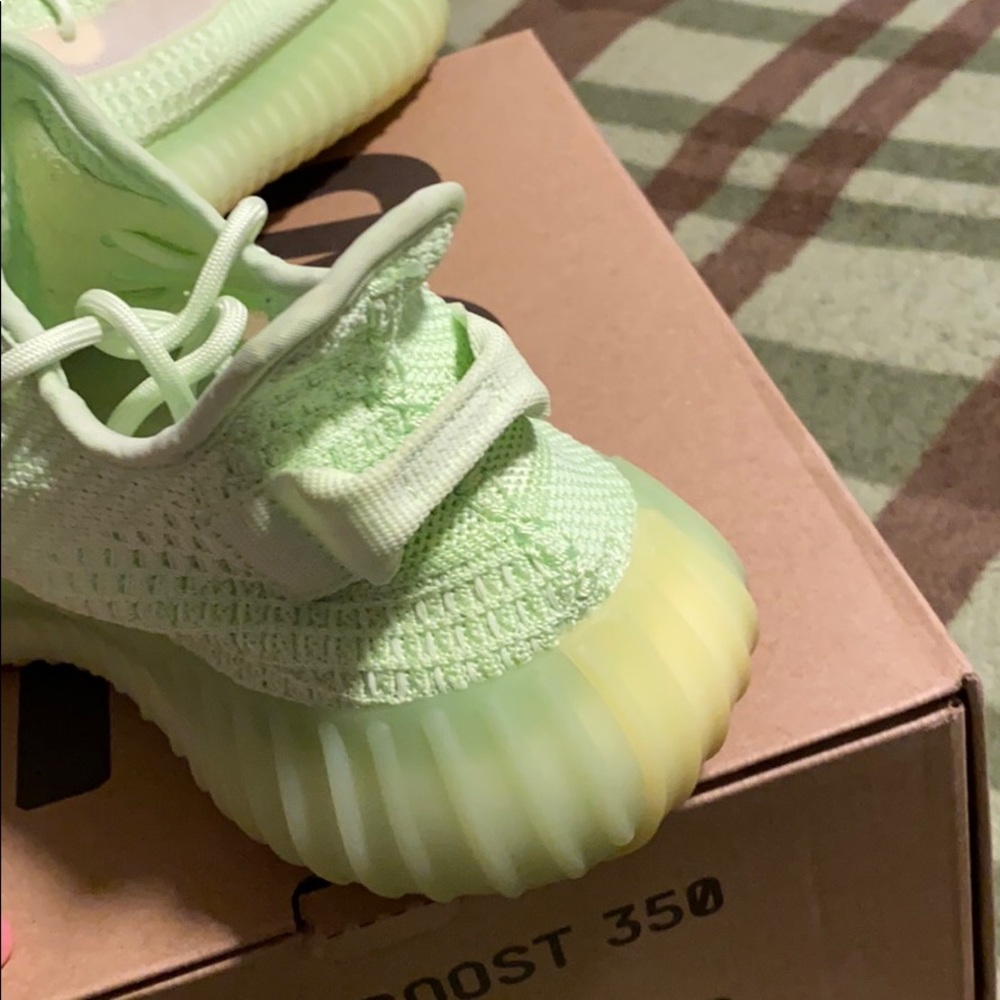 Yeezy 350 - Picture 4 of 5